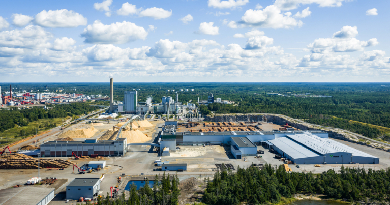 Ilmakuva Metsä Fibren Rauman tehdasalueesta, jossa sijaitsevat sellutehdas ja saha.