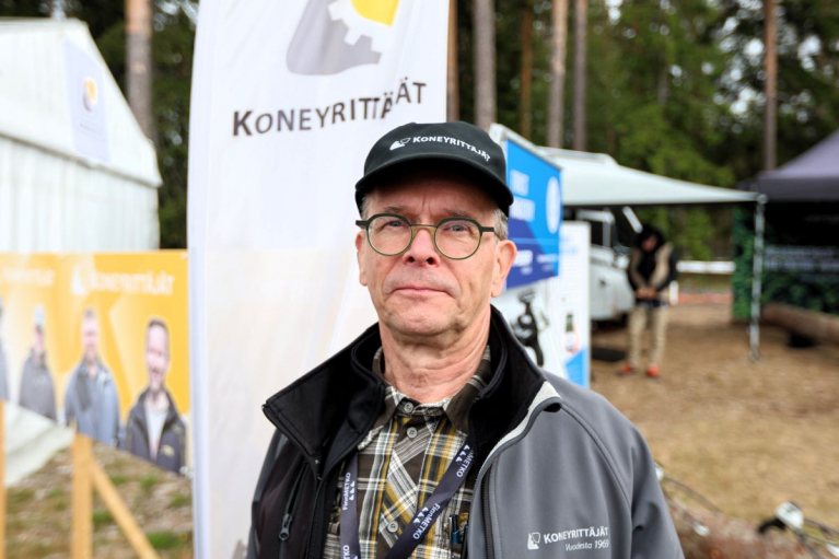 Koneyrittäjien toimitusjohtaja Matti Peltola Koneyrittäjien osastolla FinnMETKO 2026 -näyttelyssä.