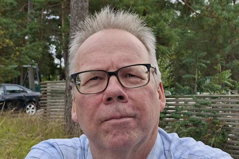 Luken ohjelmajohtaja Mikko Kurttila ulkona metsäisessä ympäristössä.