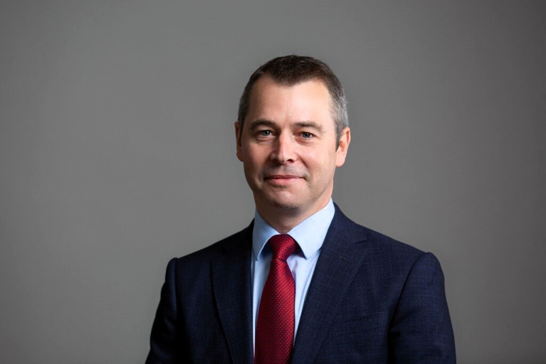 Stephen Blyth tummassa puvussa.