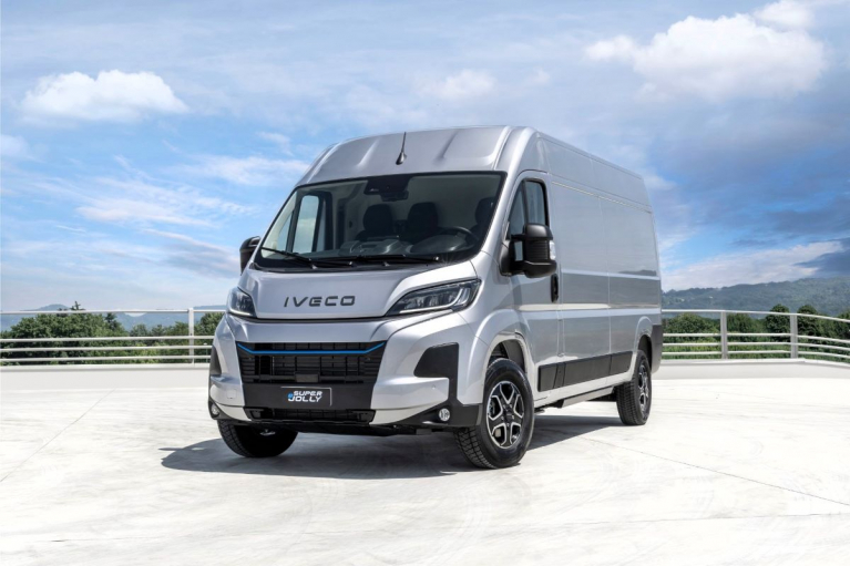 Hopeanvärinen IVECO eSuperJolly -sähköpakettiauto kuvattuna etuviistosta.