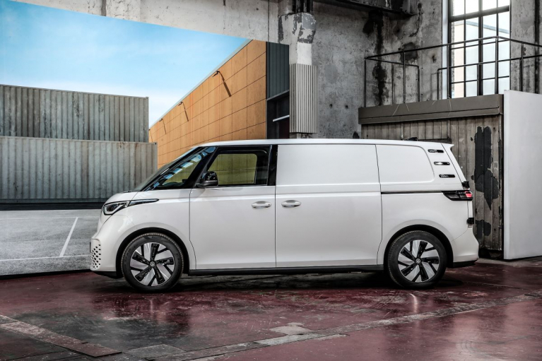 Valkoinen Volkswagen ID. Buzz Cargo LWB -pakettiauto sivulta kuvattuna sisätiloissa.