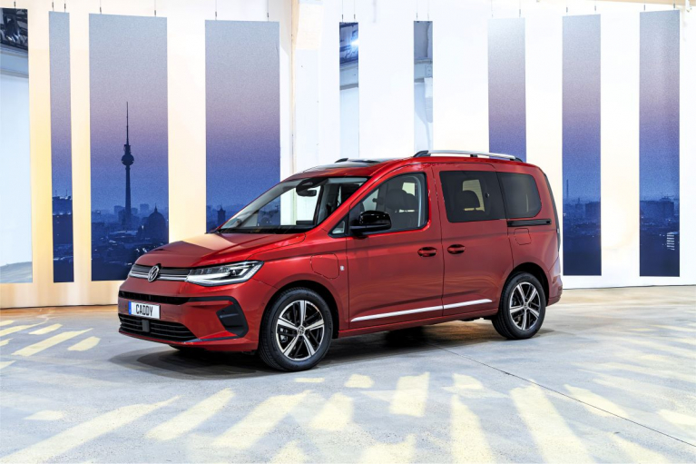 Punainen Volkswagen Caddy kuvattuna etuviistosta sisätiloissa.