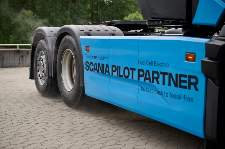 Scanian polttokennovetyrekan taka-akselisto ja Fuel Cell Electric -merkinnät.