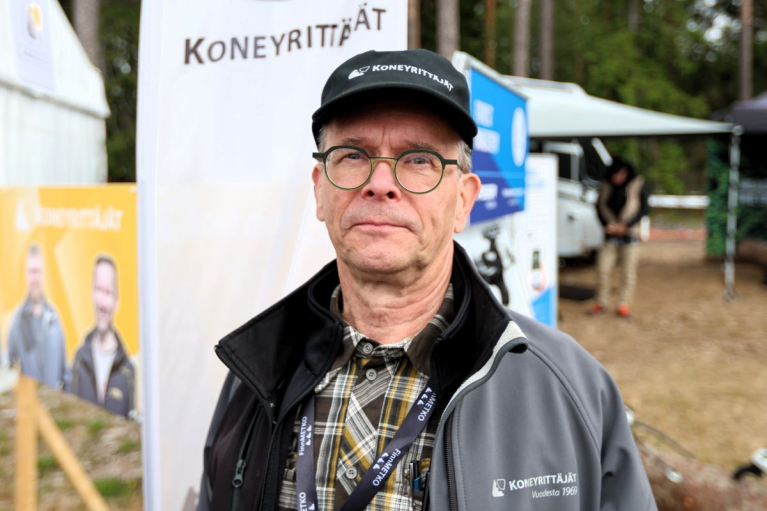 Koneyrittäjien toimitusjohtaja Matti Peltola järjestön esittelypisteellä ulkotapahtumassa.
