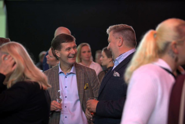 Vehon toimitusjohtaja Juha Ruotsalainen ja Scania Suomen markkinointipäällikön Olli Heikkinen