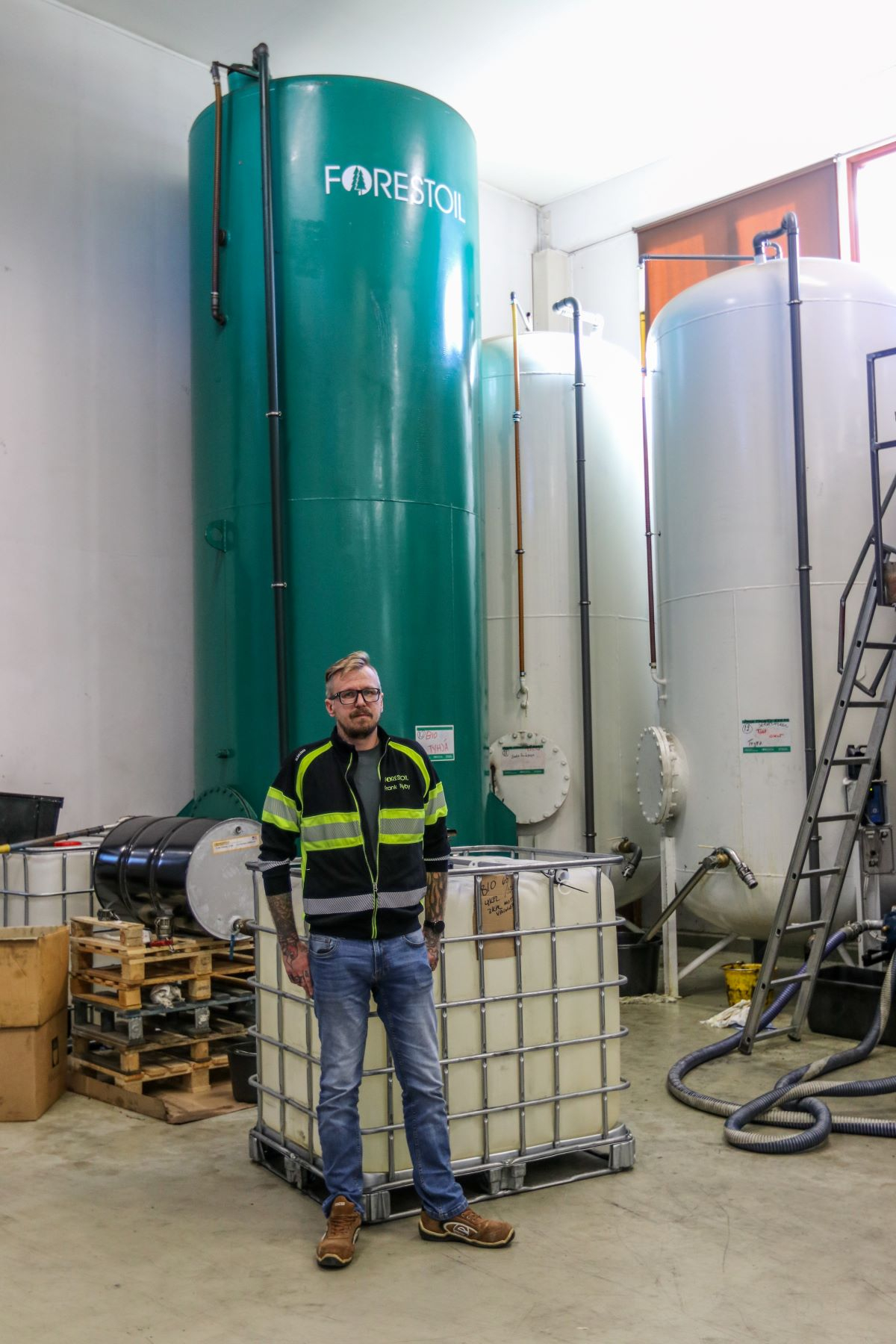 Frank Nyby ison säiliön edustalla.