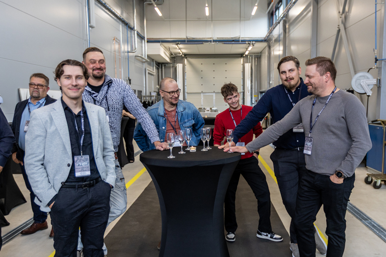 Raakapuunkuljetuksen ammattilaiset Petteri Huttunen, Mikko Korhonen, Kimmo Koivistoinen, Roope Varkoi, Risto Jäppinen ja Timo ”Dave” Lindholm juhlatunnelmissa.