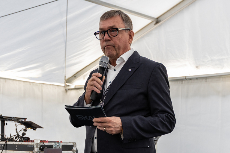 SKAL ry:n puheenjohtaja Jari Välikangas mikrofoni kädessä.