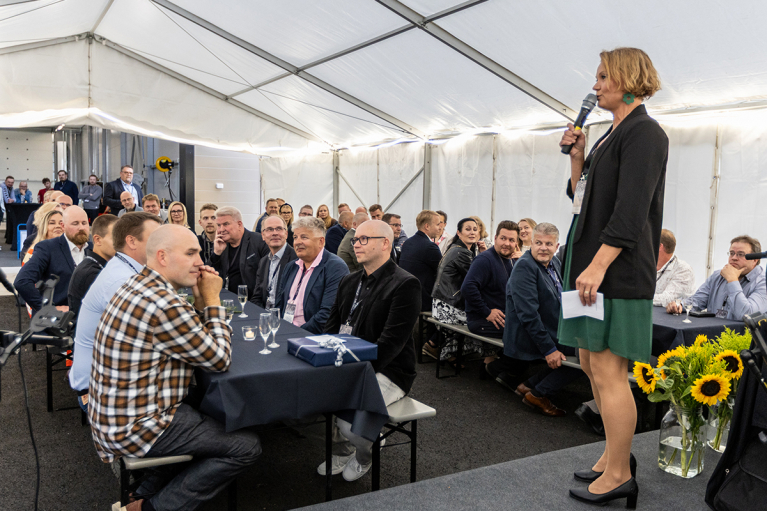 Tanja Tukiainen lavalla.