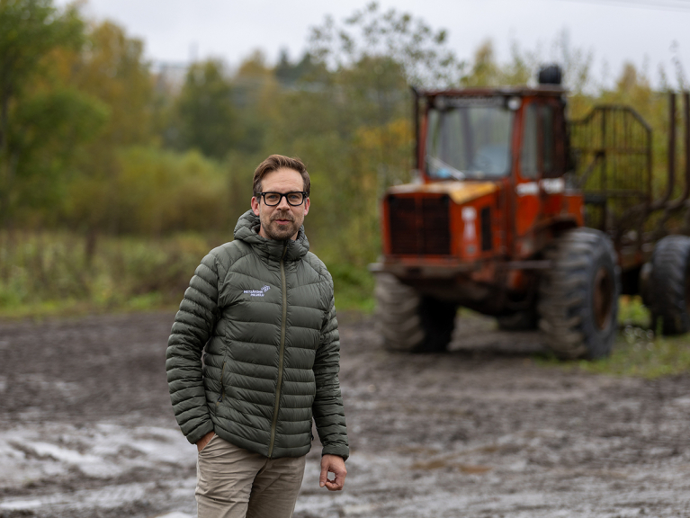 Teemu Tolppa ja hänen ensimmäisistä ajokokemuksistaan tuttu Kockums 850 -metsäkone.