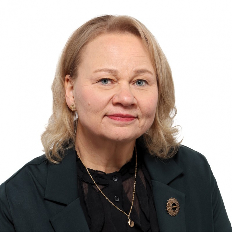 Tapion johtavan asiantuntijan Riitta Raatikaisen muotokuva.
