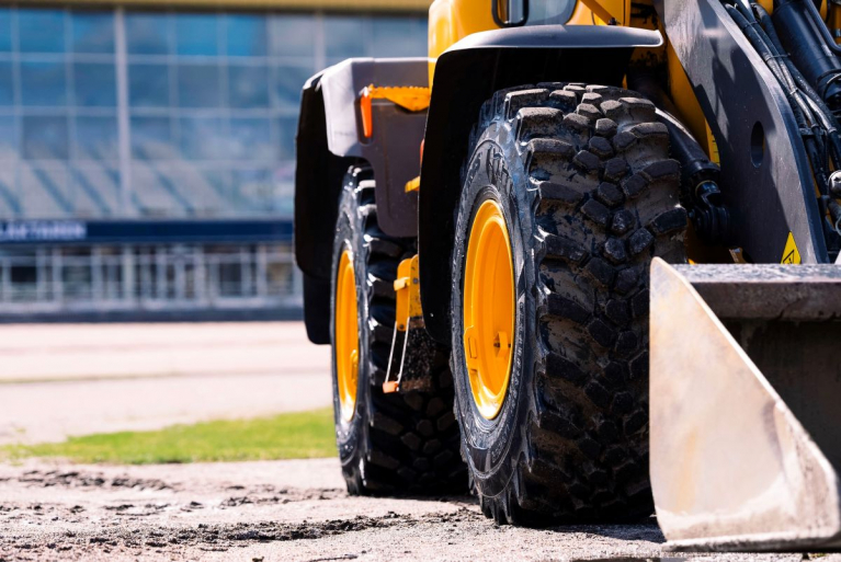 Lähikuva pyöräkuormaajan Nokian Tyres Ground King Loader -renkaasta ja sen pala- ja ripakuviota yhdistävästä kulutuspinnasta.