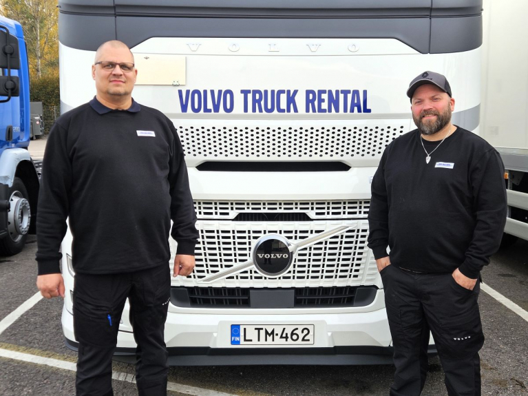 Jussi Riikonen vasemmalla ja Juho Teittinen oikealla seisovat Volvo Truck Rentalin kuorma-auton edessä.