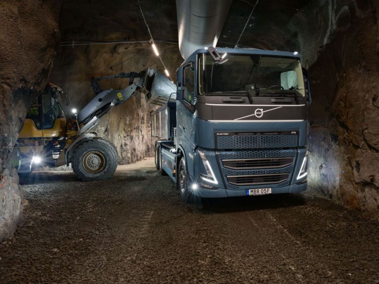 Pyöräkuormaaja lastaa Volvo FH Electric -kuorma-autoa maanalaisessa kaivostunnelissa.