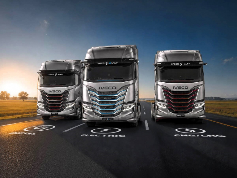 Kolme IVECO-kuorma-autoa rinnakkain: vasemmalla dieselkäyttöinen S-Way, keskellä täyssähköinen S-eWay ja oikealla kaasukäyttöinen S-Way.