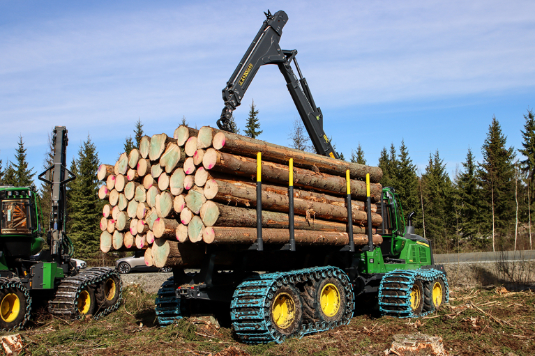 ALT-teksti: John Deere 1610G -kuormatraktori tukkikuormassa hakkuualueella, kuormaimen puomi kuorman yläpuolella.