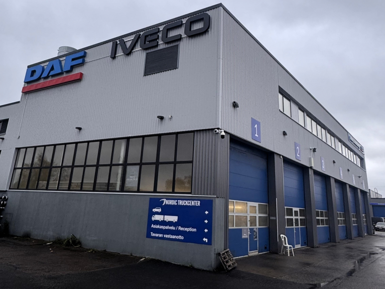 Nordic Truckcenterin Vantaan toimipisteen julkisivu, jossa ovat DAFin ja IVECOn tunnukset sekä siniset huoltohallin ovet.