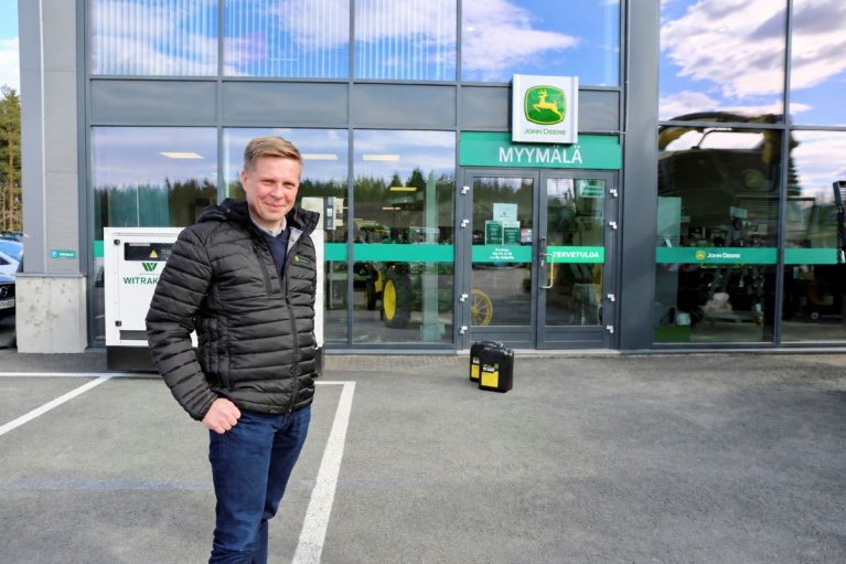 Witraktorin liiketoimintajohtaja Juha-Matti Raatikainen John Deere -myymälän edustalla.