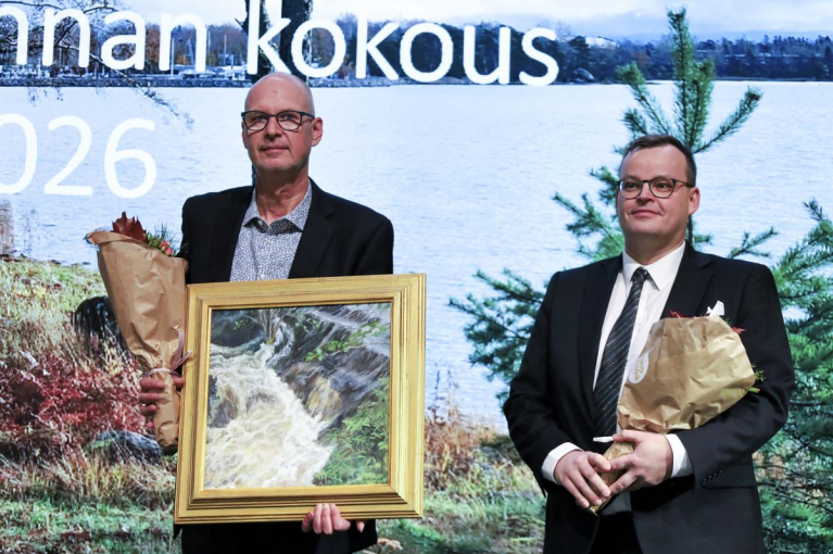 Metsänhoitoyhdistys Pyhä-Kalan hallituksen puheenjohtaja Jari Nikunen ja johtaja Maunu Kilpivaara vastaanottivat Vuoden Kymppi -palkinnon MTK metsävaltuuskunnan varsinaisessa kokouksessa.