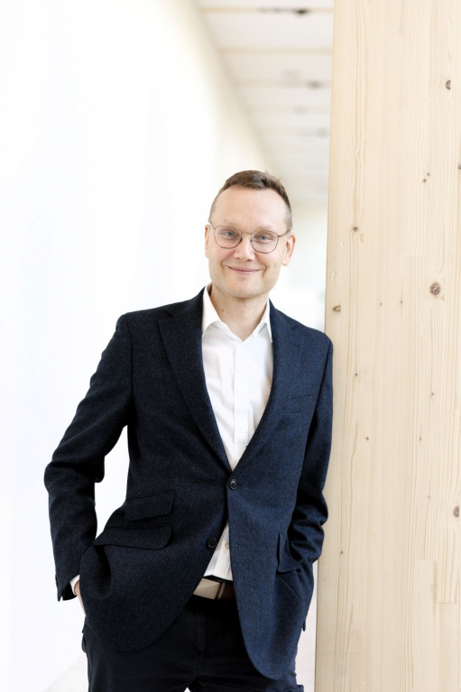 Metsän puutuoteliiketoiminnan tutkimus- ja kehitysjohtaja Jussi Björman vaalean puupilarin vieressä.