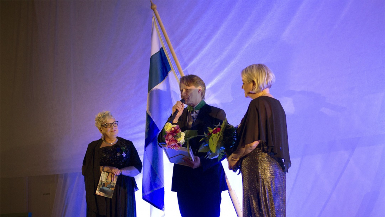 Vieremän Rientolan lavalla Savon Yrittäjien puheenjohtaja Tarja Arbelius, Ponssen hallituksen jäsen Juha Vidgrén ja Vieremän Yrittäjistä kauppias Arja Mustonen.