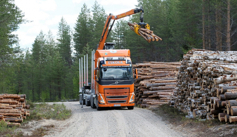 Volvo Trucks, puuauto, bio-kaasuauto, kuljetusliike Eskola