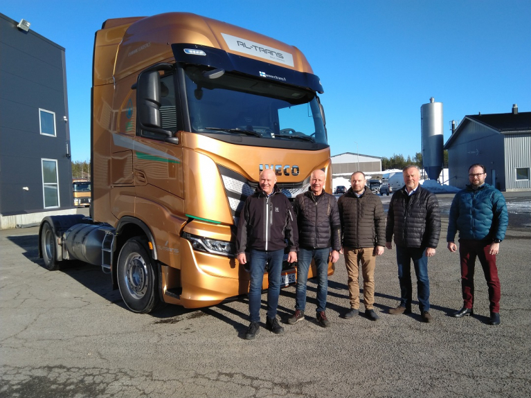 Iveco S-WAY LNG-kuorma-auto sekä Matts Lindedahl / Transport Manager, Ulf Lindedahl / Service Manager, Andreas Lindedahl / Market & Sales Manager, Mikael Lindedahl / Managing Director, Mathias Lindedahl / ICT Manager.