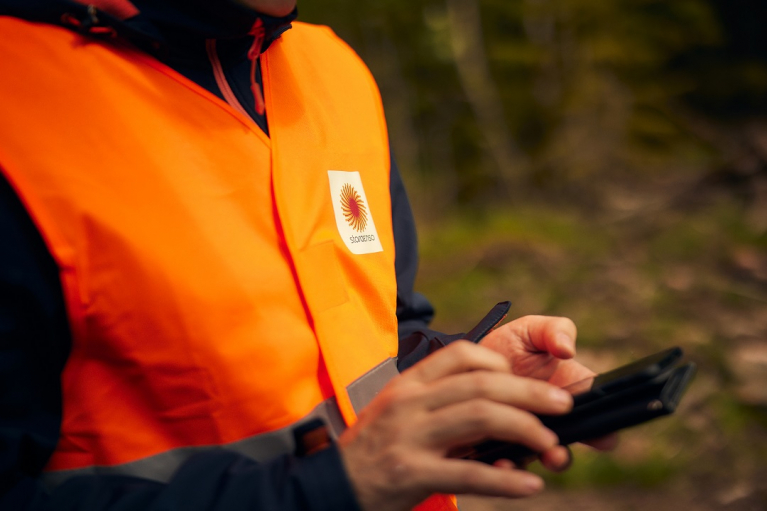 mobiililaitteen käyttöä metsässä, Stora Enso