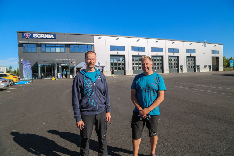 Scania Suomen myyntijohtaja Frej Svartsö ja markkinointipäällikkö Olli Heikkinen Vaasan Scanian avajaisissa.