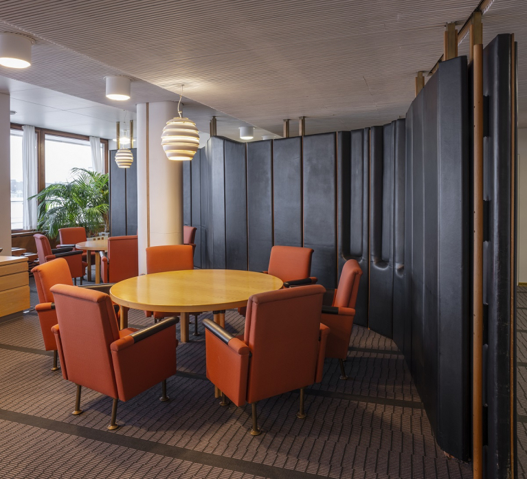 Ylimman johdon kabinetin kalusteita.