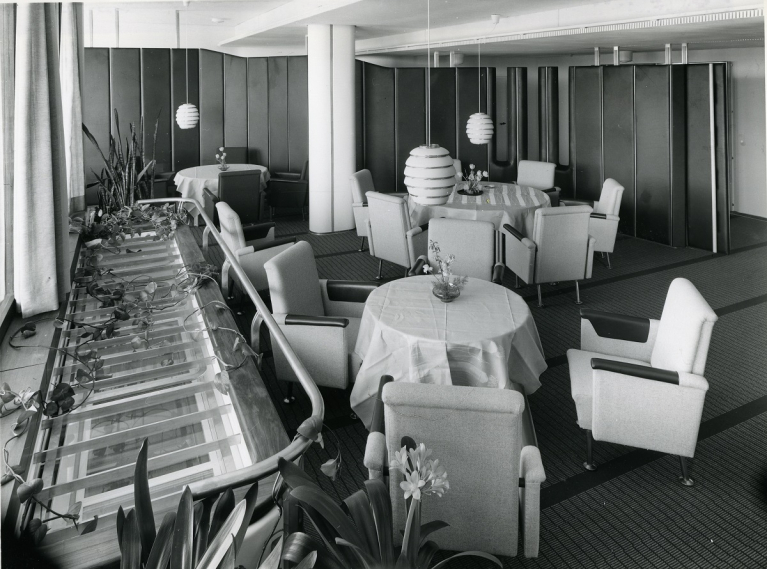 6. kerroksen ylimmän johdon kabinetin kalusteita 60-luvulla.