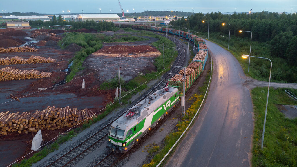 Ennätysmittainen raakapuujuna pendelöi Pietarsaaren ja Ylivieskan välillä